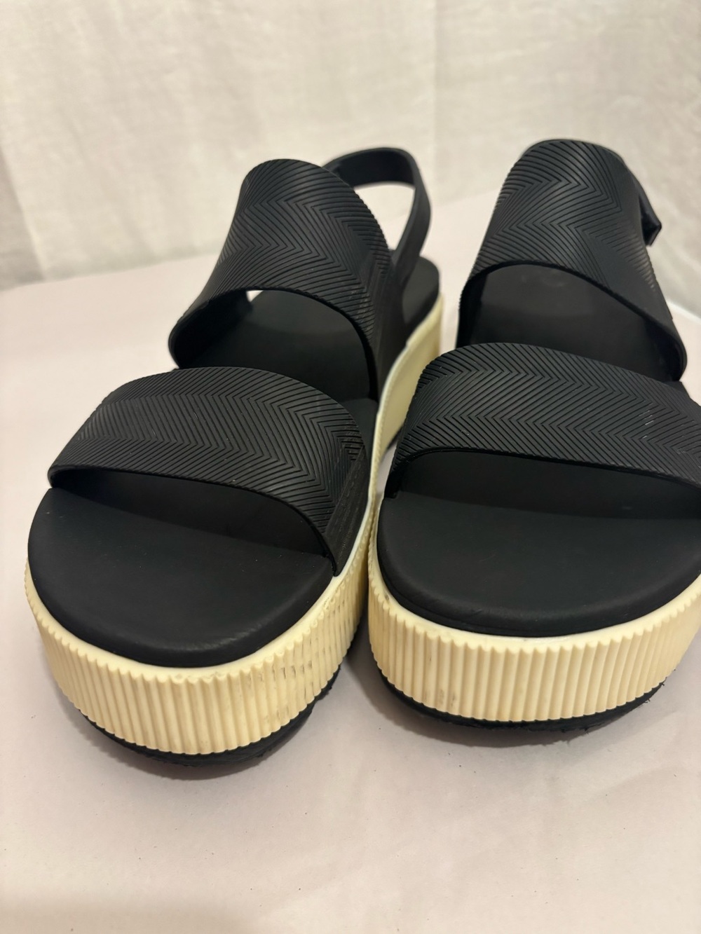 REEF Water Vista platform Sandals
Size 9